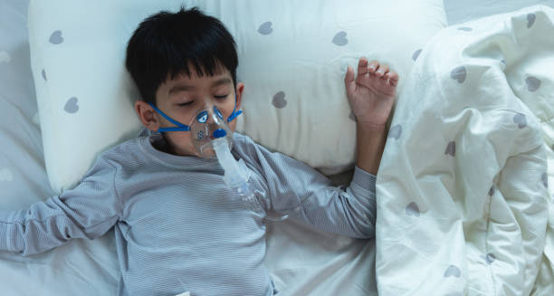 Child sleeping with oxygen mask due to severe bronchiolitis
