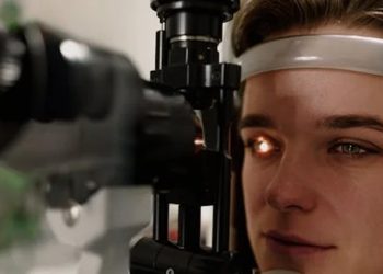 Eye examination using slit-lamp for cataract diagnosis