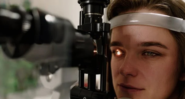 Eye examination using slit-lamp for cataract diagnosis