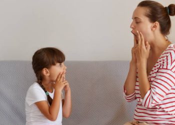 Speech therapist working with a child during dyspraxia treatment