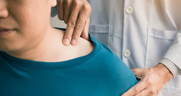 Doctor examining a patient's shoulder for signs of frozen shoulder