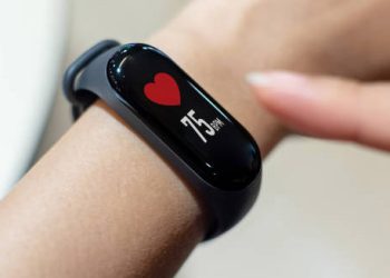 Smartwatch displaying heart rate of 75 bpm on a person’s wrist