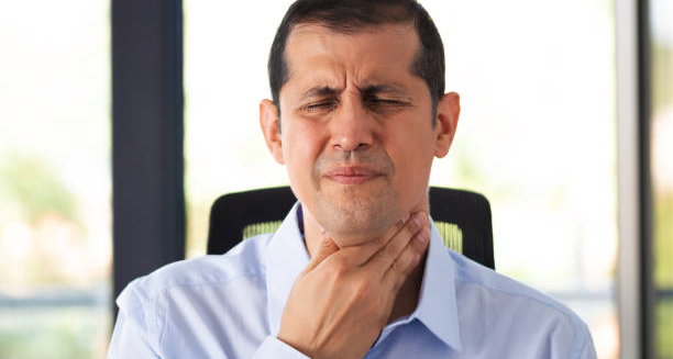 Man holding throat in pain – Treatment of Glandular Fever