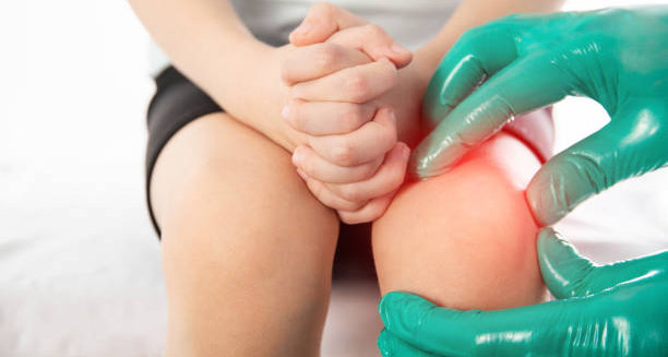 Medical professional examining a child’s inflamed knee for joint hypermobility syndrome treatment